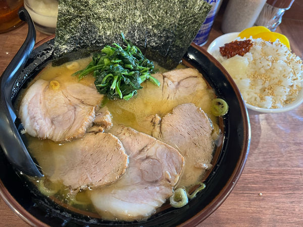「ラーメン 並 ¥730+チャーシュー4枚 ¥300  小ライス」@横浜家系 まるに家の写真