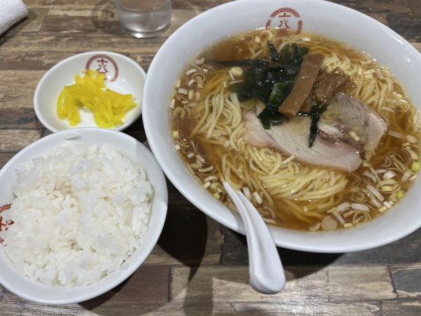 「B.ラーメン・半ライス（麺の大盛り）」@十八番の写真