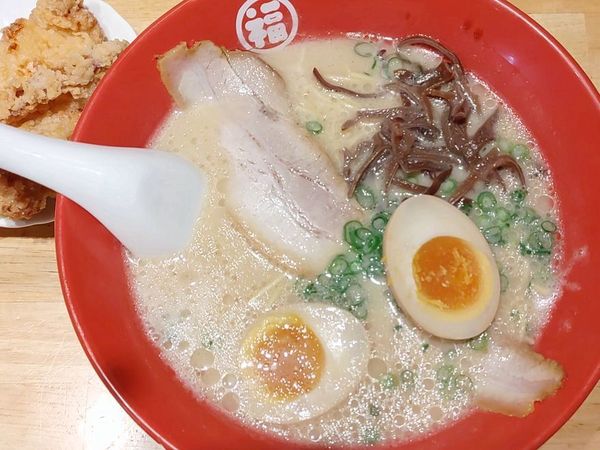 「特製ラーメン＋味玉子＋唐揚げ」@豚骨らーめん 福の軒 秋葉原店の写真