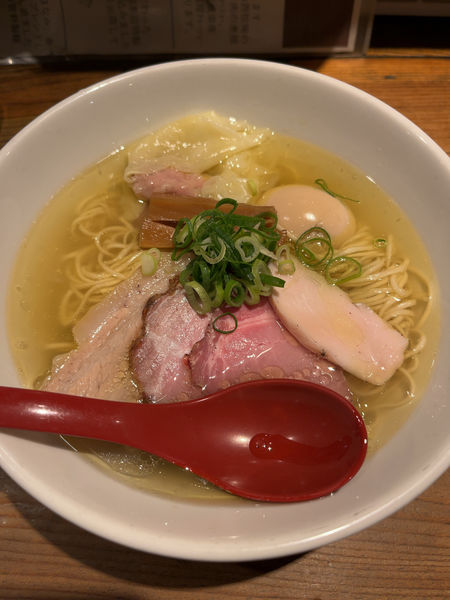 「軍鶏特製塩ラーメン1450+炙り肉丼350+替玉(1玉)150」@麺屋 翔 西新宿本店の写真