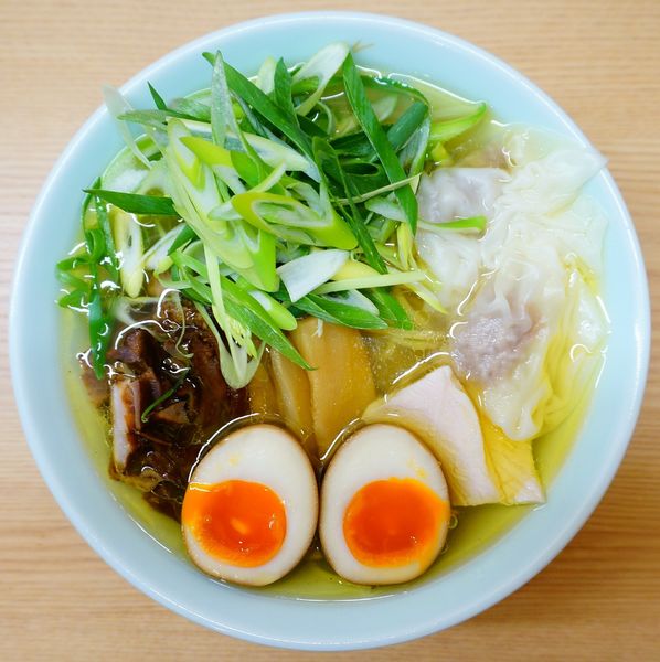 「鶏ワンタン麺 塩 味玉入り＋九条ねぎ」@笠岡らーめん TAKETONBOの写真