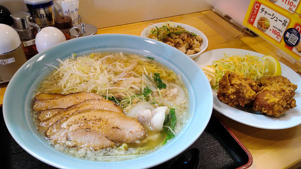 「限定/とん塩ラーメン+炙りチャーシュー+唐揚げ　他」@優勝軒 狭山店の写真