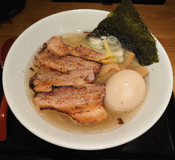 「3年3組叉焼味玉塩(1010円)」@らぅ麺がら喰楽学校 東口駅前店の写真
