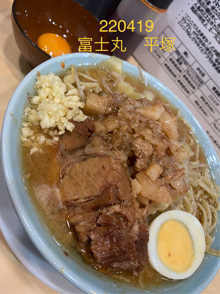 「ラーメン少なめサービス生玉子　980」@ラーメン富士丸 平塚店の写真