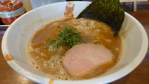 「ラーメン（白湯）麺カタメ　￥650」@めん屋 とんぼの写真