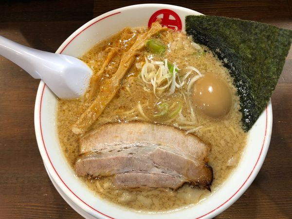 「黒丸ラーメン＋味玉子」@完熟ラーメン 本丸 瀬上店の写真
