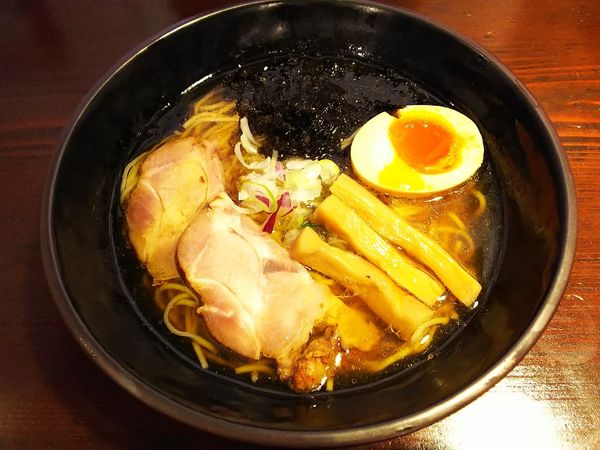 「古式煮干し醤油らーめん」@PIZZA BAR 裏秋葉原の写真