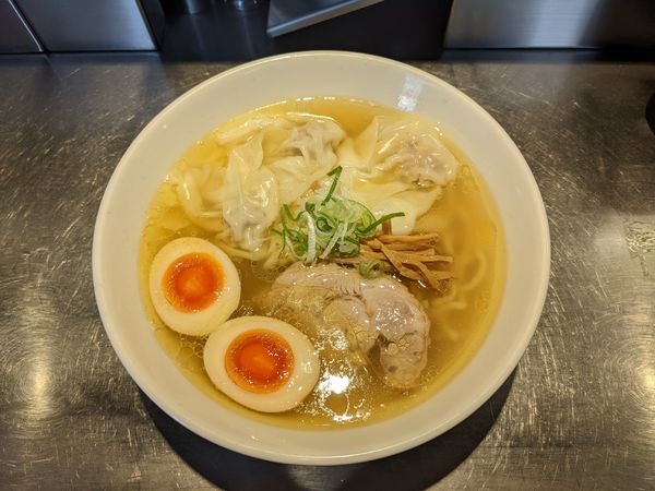 「塩ワンタンめん+半味玉 1000円」@自家製麺 らあめん吟の写真
