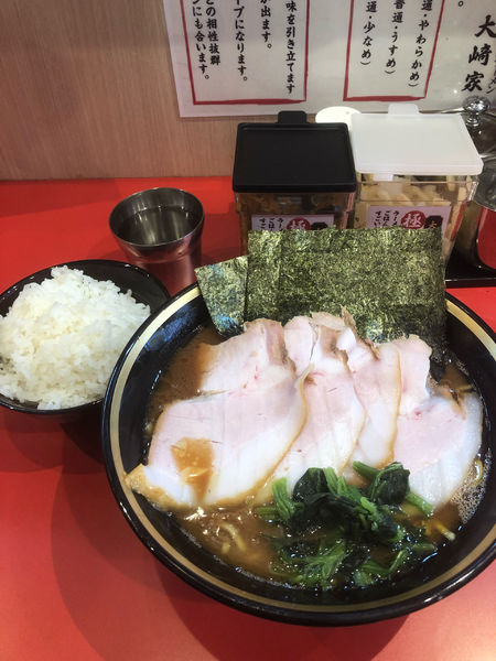 「チャーシュー麺硬め濃いめ、ライス」@横浜家系ラーメン 大﨑家の写真
