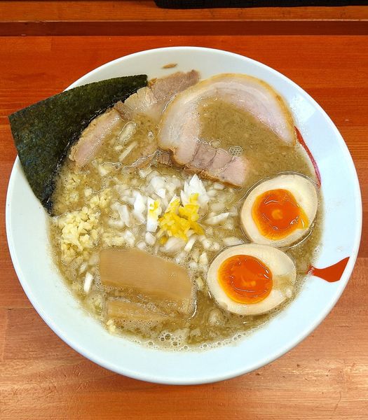 「(限定) 背脂煮干ラーメンmax 880円＋味玉 100円」@らーめん・油そば 笑びすの写真