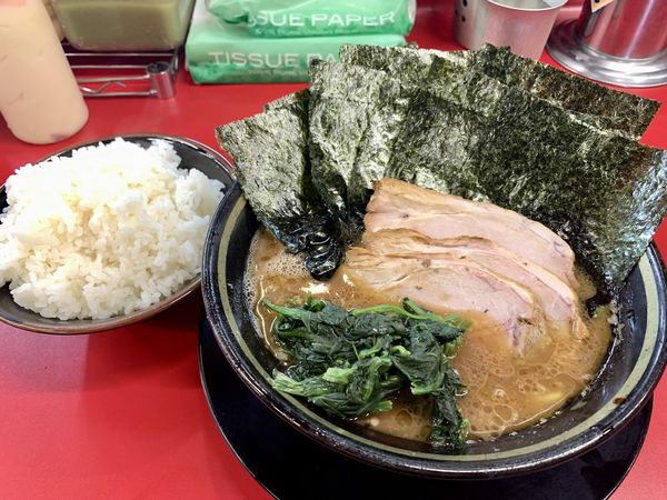 「チャーシューメン(3枚)＋のり＋ライス(大盛)」@IEKEI_TOKYO 王道家直系の写真