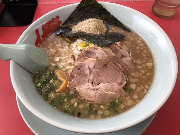 「煮干し豚骨ラーメン(期間限定」@ラーメン山岡家 浜松薬師店の写真