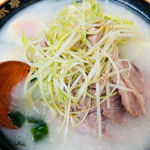 「定番のネギ塩チャーシューに味玉追加、ネギチャーシュー丼をオーダー」@ラーメン青木亭 越谷店の写真