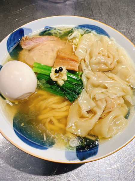 「ワンタン麺 塩 味玉」@麺とスープの店  歩き出せ、クローバーの写真
