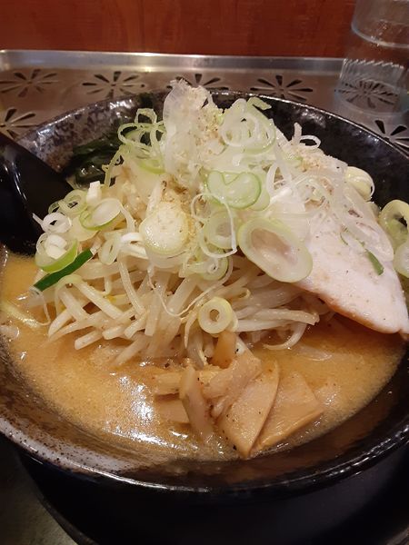 「札幌味噌ラーメン大盛800＋100円」@北海道らーめん 味源 立川北口店の写真