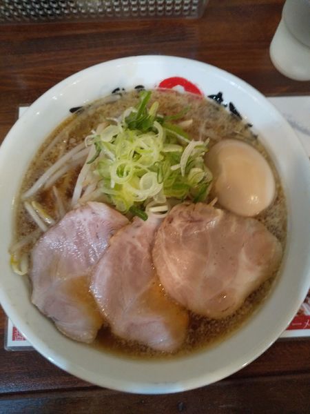「しょうゆラーメン（味玉付き）」@まるはち 春日井店の写真
