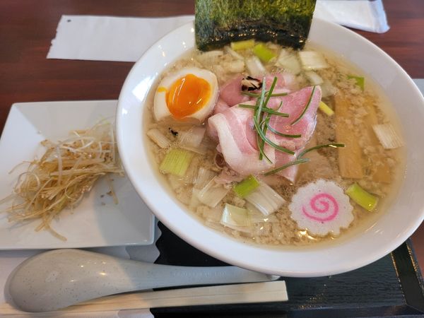 「淡麗中華そば　レアチャーシュー　背脂　醤油ネギ　トッピング」@麺処しんすけの写真