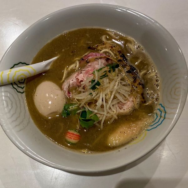 「煮干し醤油ラーメン ¥900 煮玉子 ¥130」@ふるめんの写真