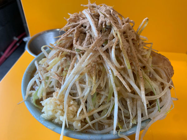 「小ラーメン　ニンニクアブラマシマシヤサイ　生姜　葱　和風BB 生」@ラーメン二郎 八王子野猿街道店2の写真