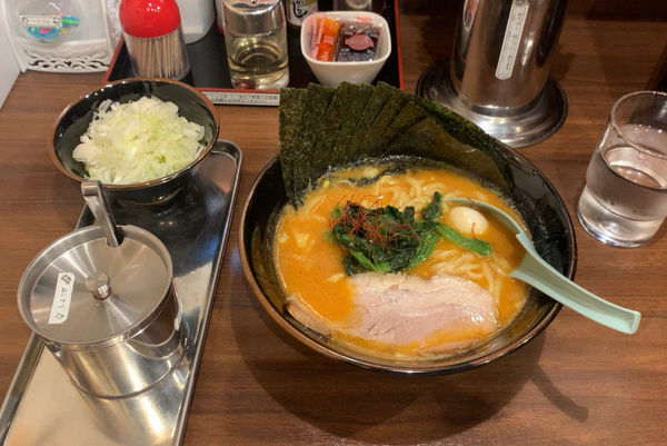 「辛豚 海苔 生ネギ 中太麺 油少なめ」@横浜家系ラーメン 吟家 稲毛海岸店の写真