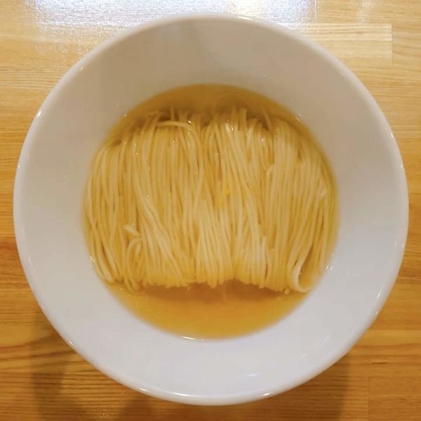 「(梅)かけそば白醤油600円＋おまかせ三種盛り500円」@自家製麺 くろ松の写真