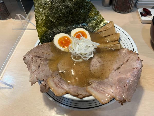 「煮干しらぁめん全部のせ」@煮干しらぁめん 猫トラ亭の写真