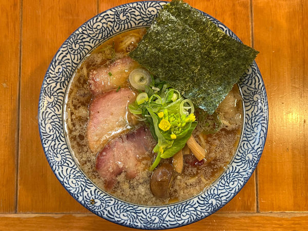 「カリフリ背脂煮干し三ツ星醤油らーめん(限定)」@らーめん森や。の写真