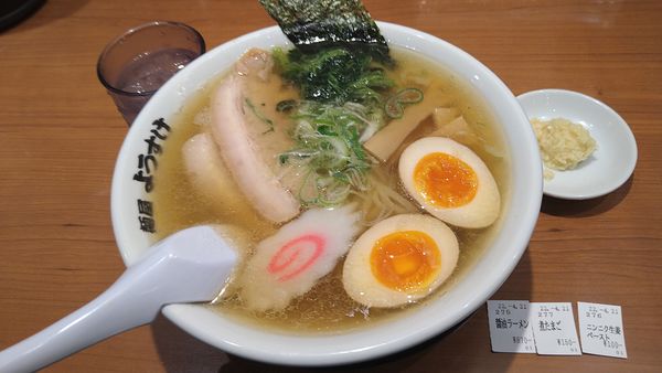 「醤油ラーメン¥870+煮玉子¥150+ニンニク生姜¥100-」@麺屋 ようすけ 東京ラーメンストリート店の写真