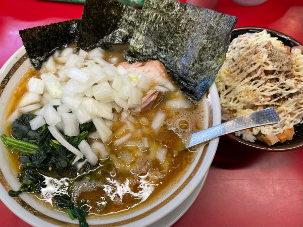 「ラーメン（カタメ､オオメ）＋玉ネギ＋チャーシューまぶし」@柏 王道家の写真