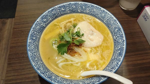 「比内地鶏の白湯そば」@濃厚鶏そば 麺屋武一 新橋本店の写真