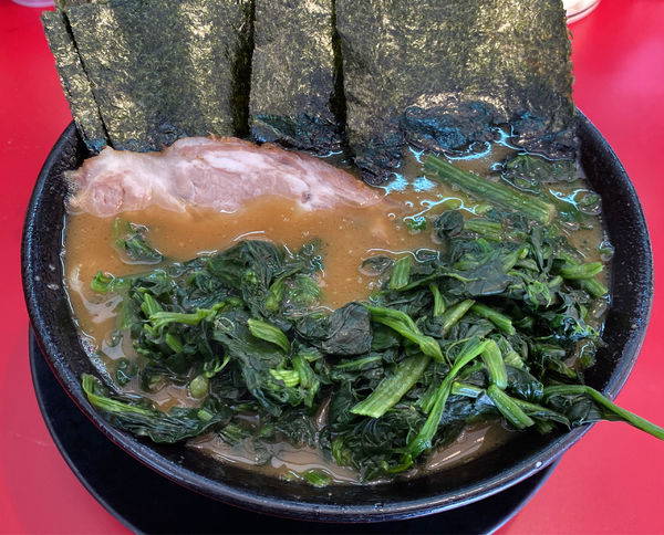 「ラーメン中盛 ほうれん草 硬」@家系ラーメン 王道 神道家の写真