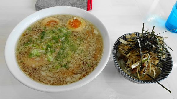 「特製中華そば（850円）＋背脂つぶ（100円）＋豚まぶしご飯」@中華そば ふくみみの写真