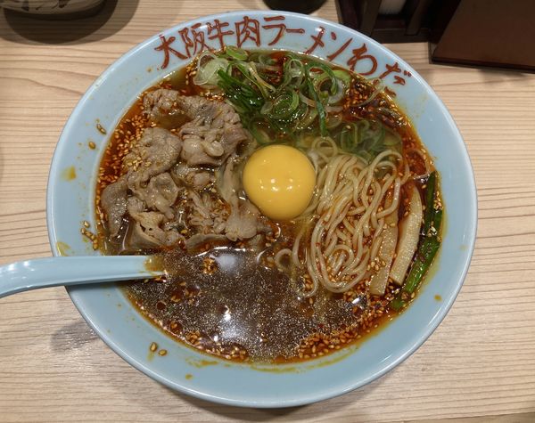 「肉盛りスタミナ牛肉ラーメン」@大阪牛肉ラーメン わだ 南海難波本店の写真