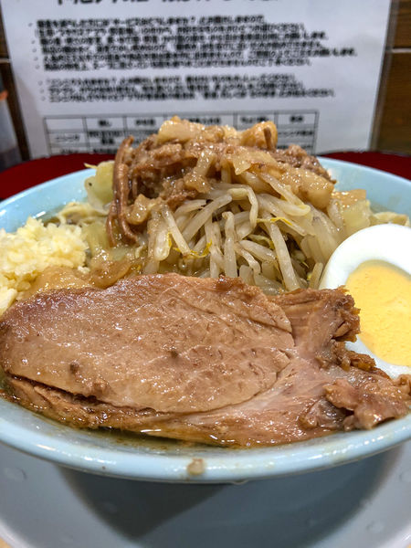 「ラーメン少なめ（サービス生卵）+ブタカスアブラTP」@ラーメン富士丸 平塚店の写真