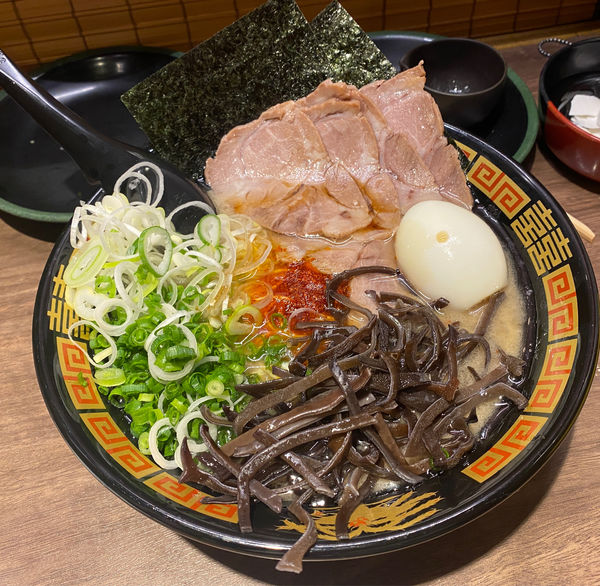 「ラーメン🍜🥢(全のせ)」@一蘭 新宿中央東口店の写真
