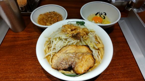 「雷そば並、ヤサイちょい増し＋味付アブラ＋味変なまた」@ラーメン 雷 東京本丸店の写真