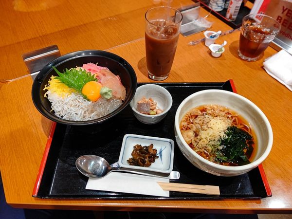 「日割り88ランチ(旬魚丼月見仕立＋冷したぬきそば)880円」@海鮮茶屋 一鮮の写真