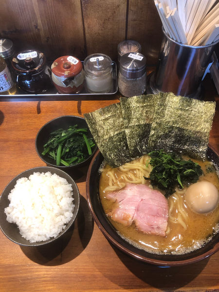 「ラーメン味玉硬め濃いめ、生ほうれん草」@らーめん三郷家の写真