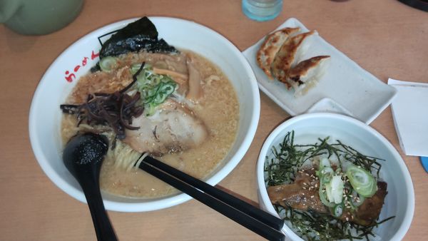 「ランチラーメンチャーシュー丼ギョーザ」@拉麺問屋 琉神の写真