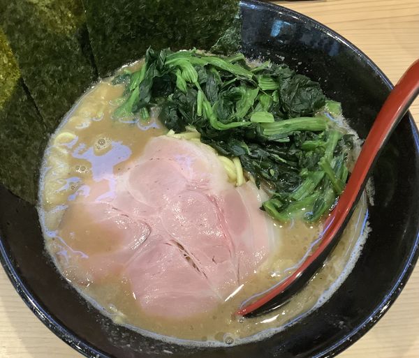 「ラーメン　＋　ほうれん草」@極濃家系ラーメン 歩輝勇 センター北店の写真