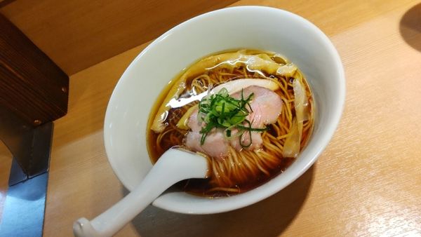 「醤油らぁ麺」@らぁ麺 はやし田 新宿本店の写真