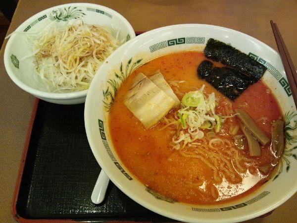 「ピリ辛とんこつネギラーメン」@日高屋 新宿中央店の写真