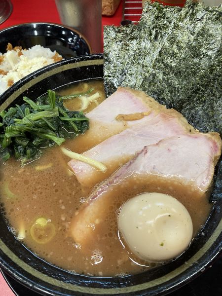 「チャーシュー麺（3枚）麺＋海苔＋半ライス 1,060円」@IEKEI_TOKYO 王道家直系の写真