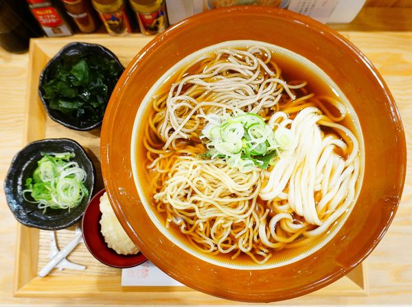 「うそ中（ころ）＋半熟卵天ぷら＋ねぎ＋わかめ」@長命うどん 東京本店の写真