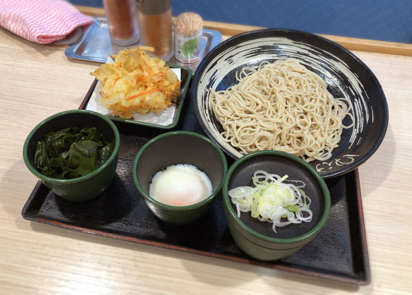 「朝そば(温玉・冷・370円)+かき揚げ(クーポン)」@ゆで太郎 船橋南口店の写真