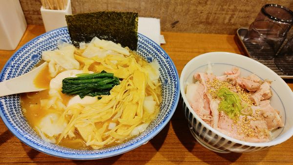 「鶏ワンタンそばゆず醤油・大盛・穂先メンマ・ローストポーク丼」@麺屋 旧月の写真