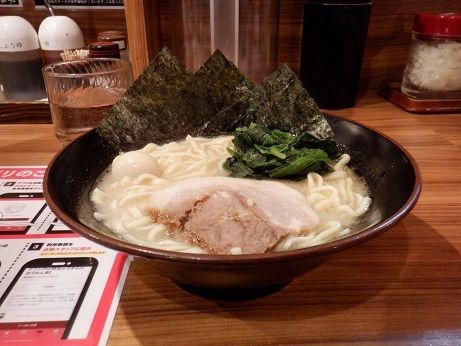 「家系ラーメン　並／塩」@横浜家系ラーメン 壱角家 新宿3丁目店の写真