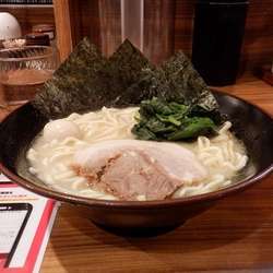 家系ラーメン　並／塩