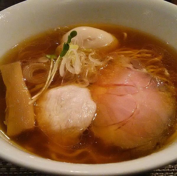 「味玉入り鶏そば」@らぁ麺 やまぐちの写真