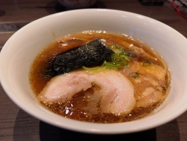 「醤油らぁ麺」@支那そばや 本店の写真